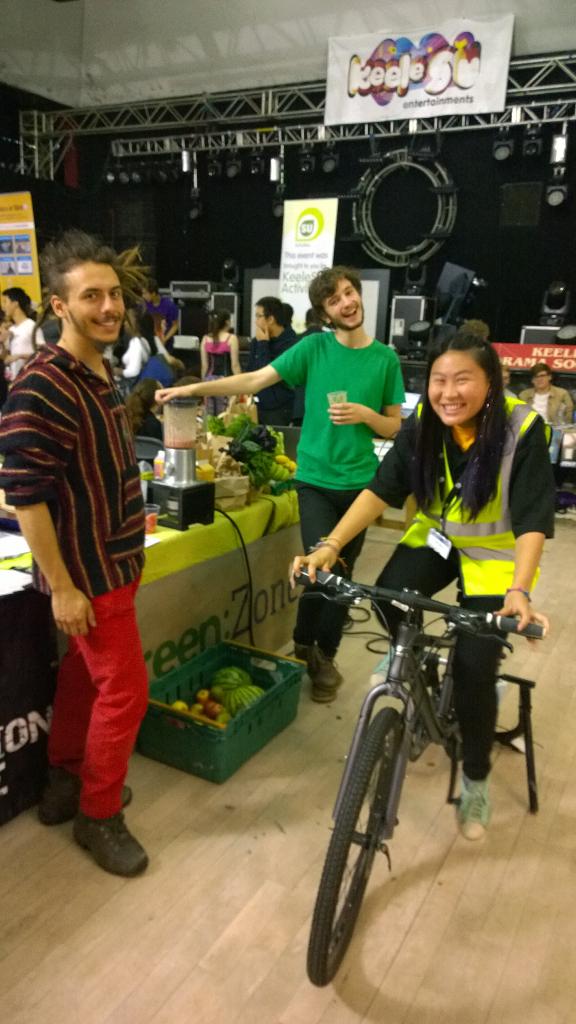 keele_st's tweet photo. @KeeleActivities @KeeleSU Letty our Street Team smoothie maker of choice with @GreenKeele #CycleJuice #KeeleWelcome http://t.co/s0D7jPeO78