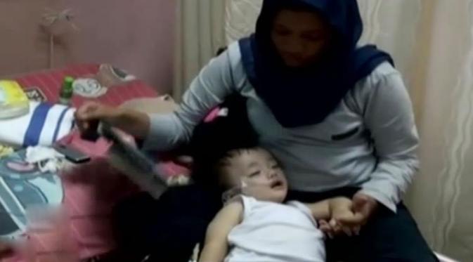 Bayi 13 Bulan Mengidap Radang Paru Akibat Kabut Asap  tv.liputan6.com/read/2328705/b…
