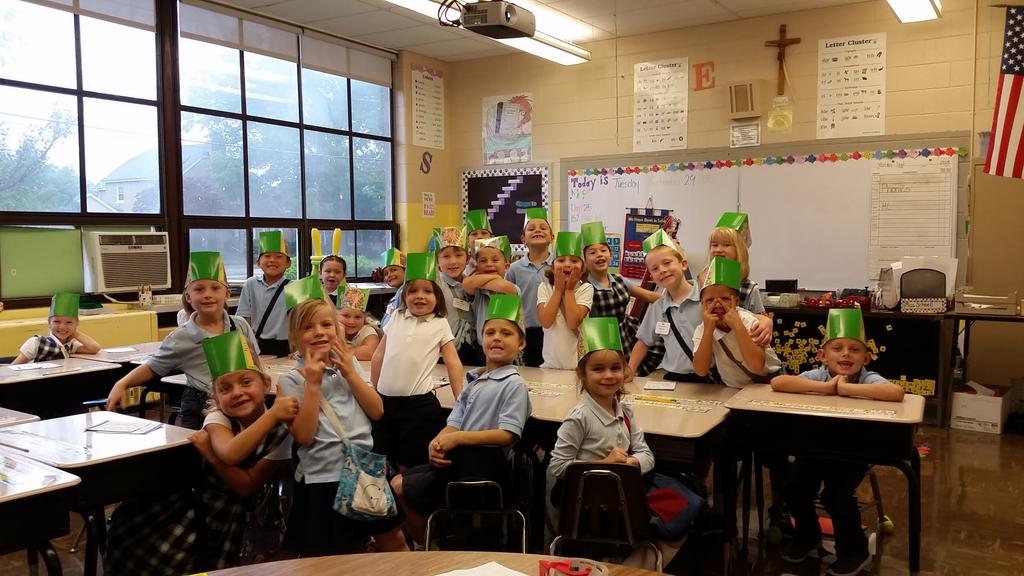 KrisSchnell's tweet photo. We made boxes for our decodable readers and discovered they make GREAT hats!! #firstgradetomcats #partyhats http://t.co/VBcL3R5JdP