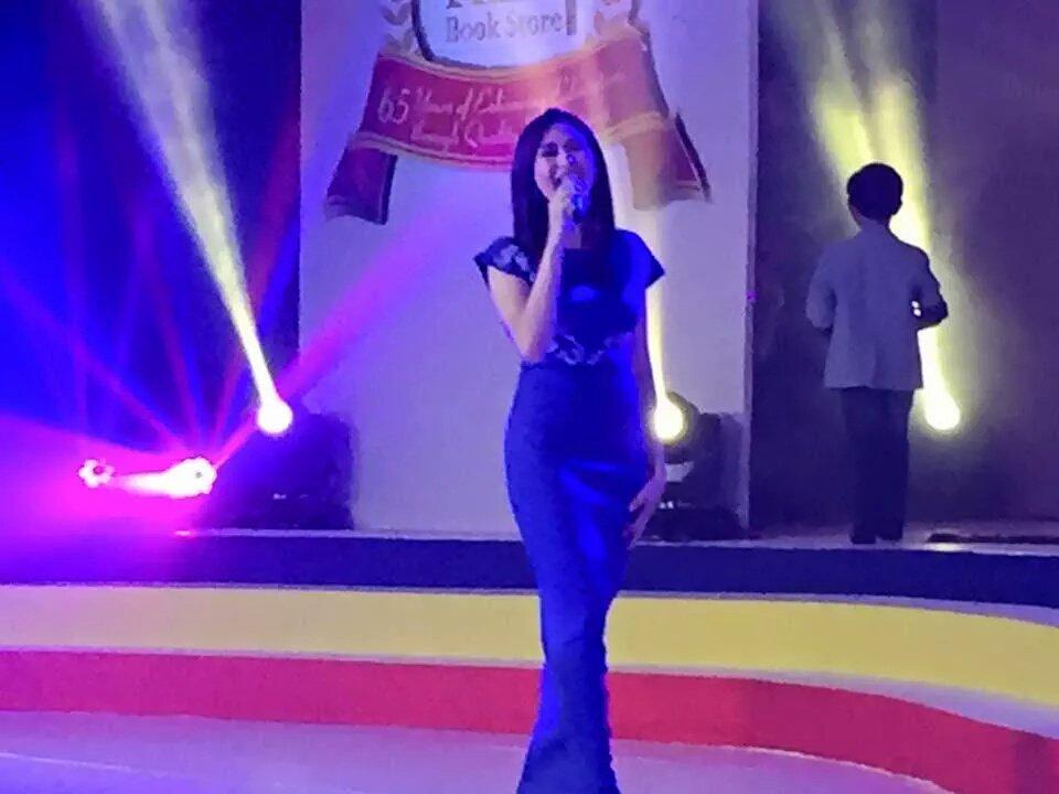 TweetNiSarahG's tweet photo. Thank you #RexBookstore. 💙💙💙 #SarahGFromTheTop 💋 http://t.co/o2Dlpt2W1O