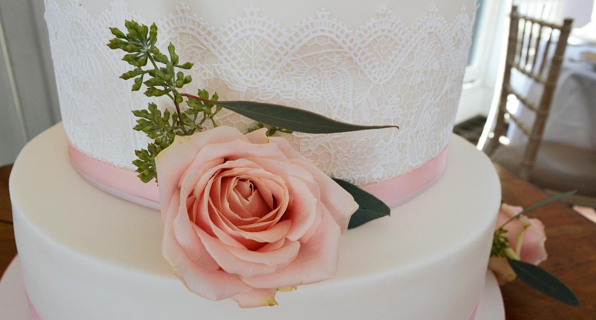 HandpickedWed's tweet image. Attending our fair is the talented cake maker &amp;amp; decorator @Sylviescakes check out some of her stunning work!