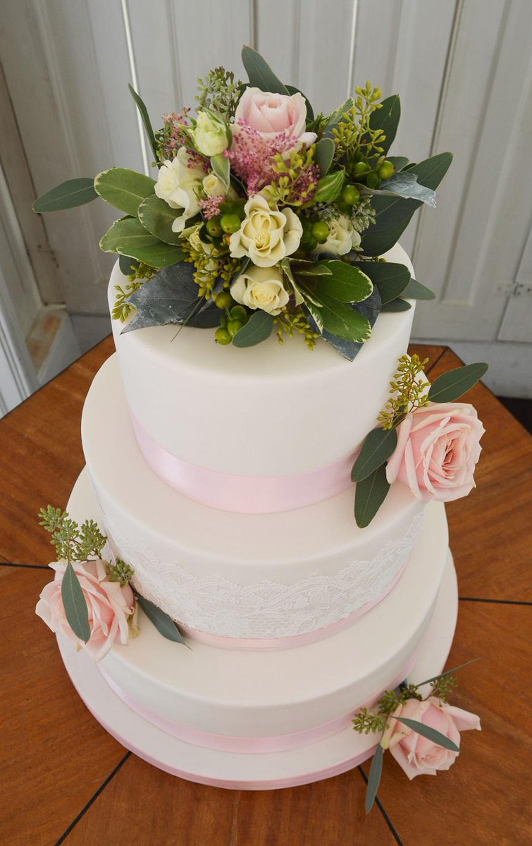 HandpickedWed's tweet image. Attending our fair is the talented cake maker &amp;amp; decorator @Sylviescakes check out some of her stunning work!
