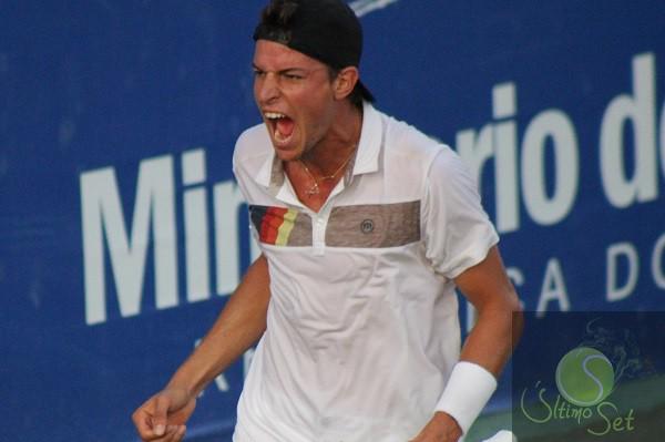 UltimoSet's tweet photo. Bebo Hernández vence a la raqueta No.1 de Chile http://t.co/kZo32HiG7A http://t.co/wktZr6sfAz
