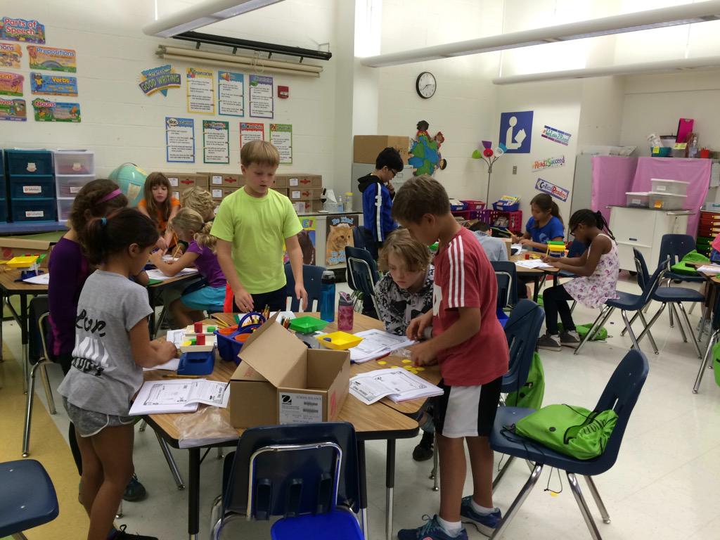 Glebe1st's tweet photo. @GlebeAPS 4th grade students loved working with the balance scales today! http://t.co/Tk3deaxSNW