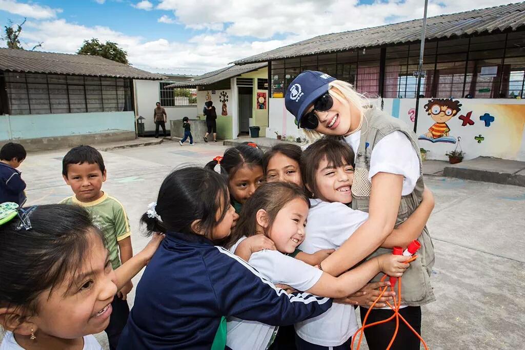 XtinaEcuador's tweet photo. Christina Aguilera in a big hug with children in Ecuador! @Xtina @WFP @yumbrands #XtinaInEcuador #Ecuador #Imbabura http://t.co/7pmezky2XP