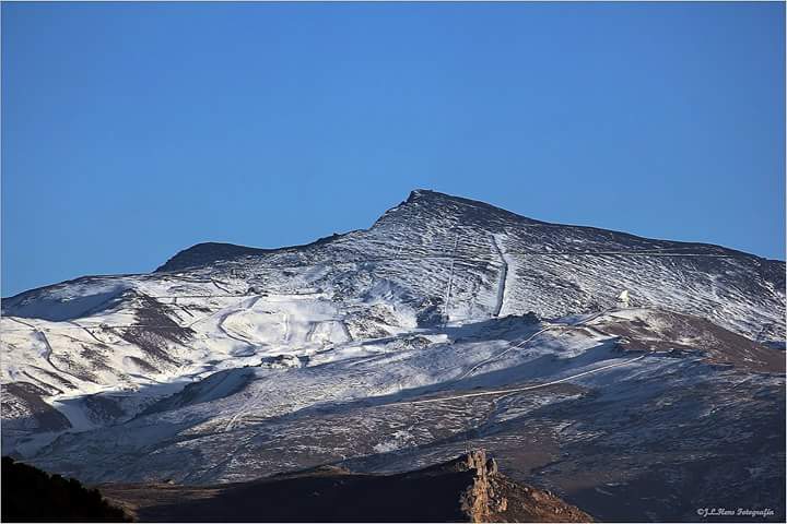 DreamingGranada's tweet photo. #SerraNevada comienza a peinar canas.
#Foto JL Hens
#DreamingGranada http://t.co/MxUS9LXG6M