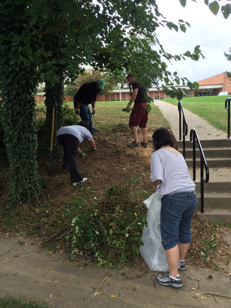 kbowyer5th's tweet photo. A BIG Thank You to Mrs Hess &amp; the parents who were able to help w/the Erosion Explosion Clean Up! #emerickparentsrock http://t.co/HbQTfJkfuV