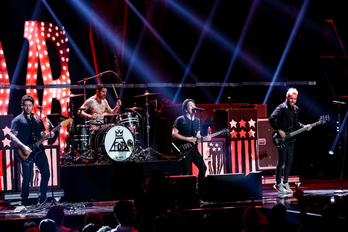 falloutboy's tweet photo. tune in to the @CW_Network tonight at 8p ET to watch our performance at the #iHeartRadio Music Festival 🙌 http://t.co/CsyBzbWu25