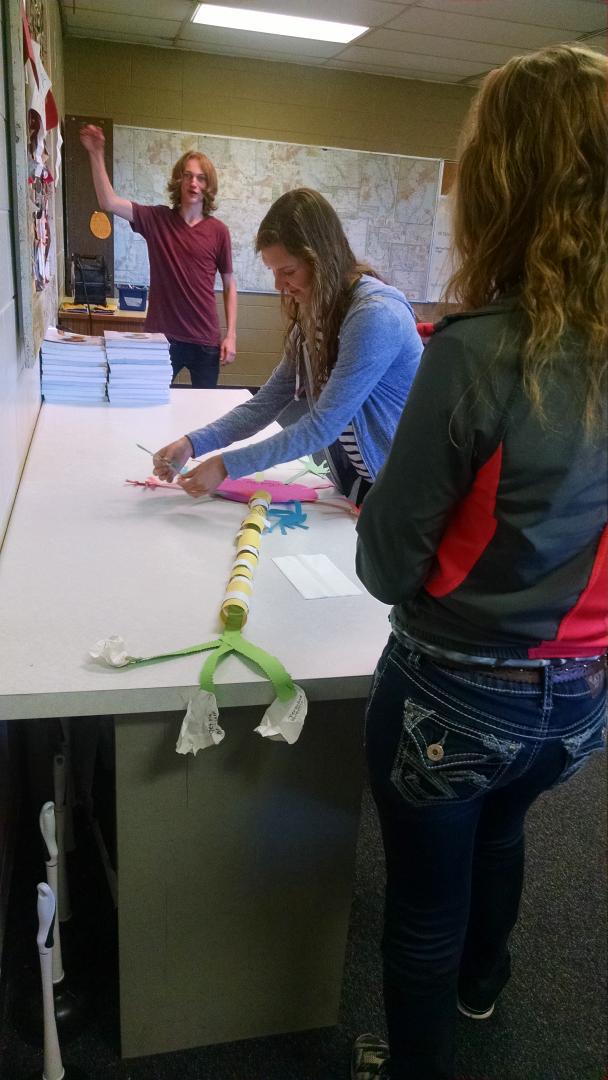 KateH20FC's tweet photo. AP Psychology making giant neurons! #gocrickets #appsychology #psychology http://t.co/Mm95Q0xRch