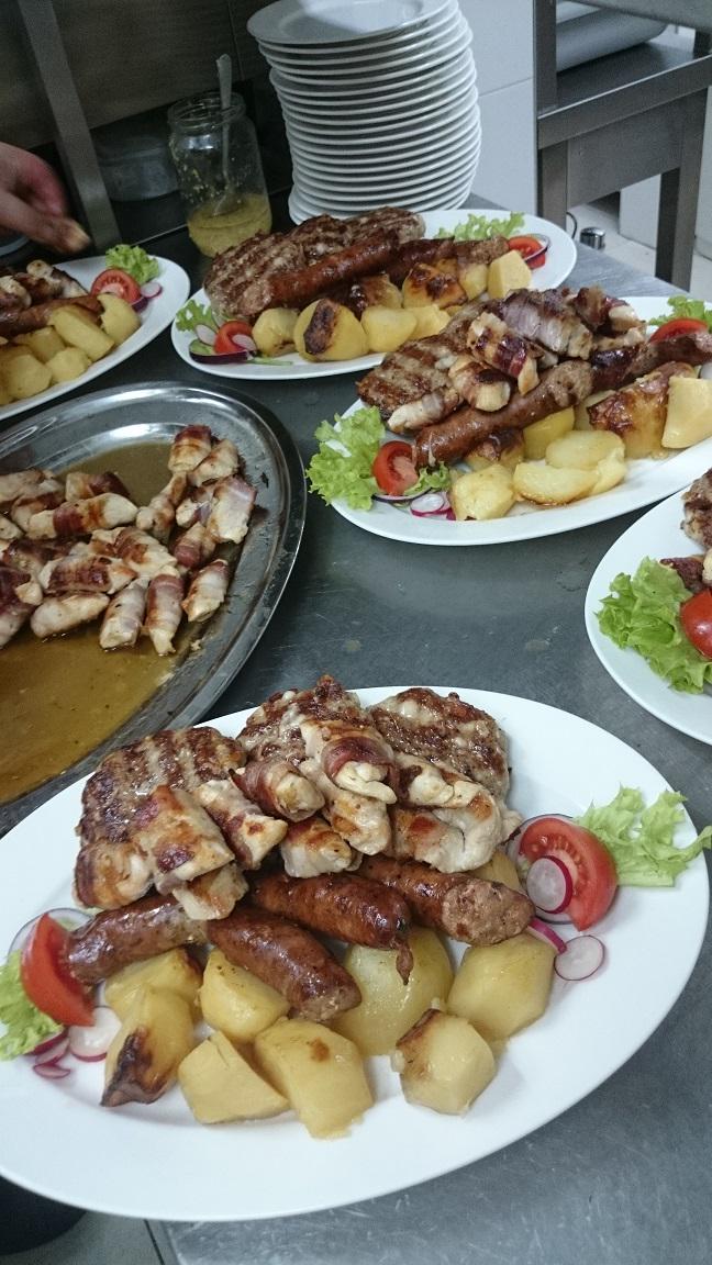 RestoranGaj's tweet photo. Naši kuvari su savršeni, još kada se to malo ''posoli'' sa šarmom i duhovitošću naših konobara = idealan ugođaj! :) http://t.co/1SMLejuSIJ