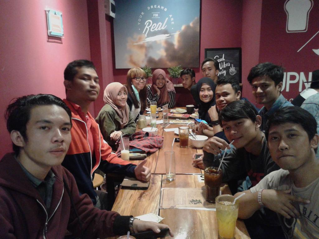 Densu78's tweet photo. Meet up jadi-jadian sambil ngebahas sejarah PON #SejarahPON #RelawanPON :v http://t.co/B9E6tF47sD