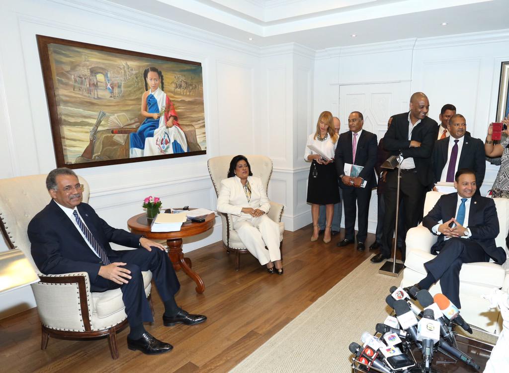 Recibimos del PE, de manos del Ministro @SLizardoM, el Proyecto de Presupuesto General de la Nación para el año 2016.