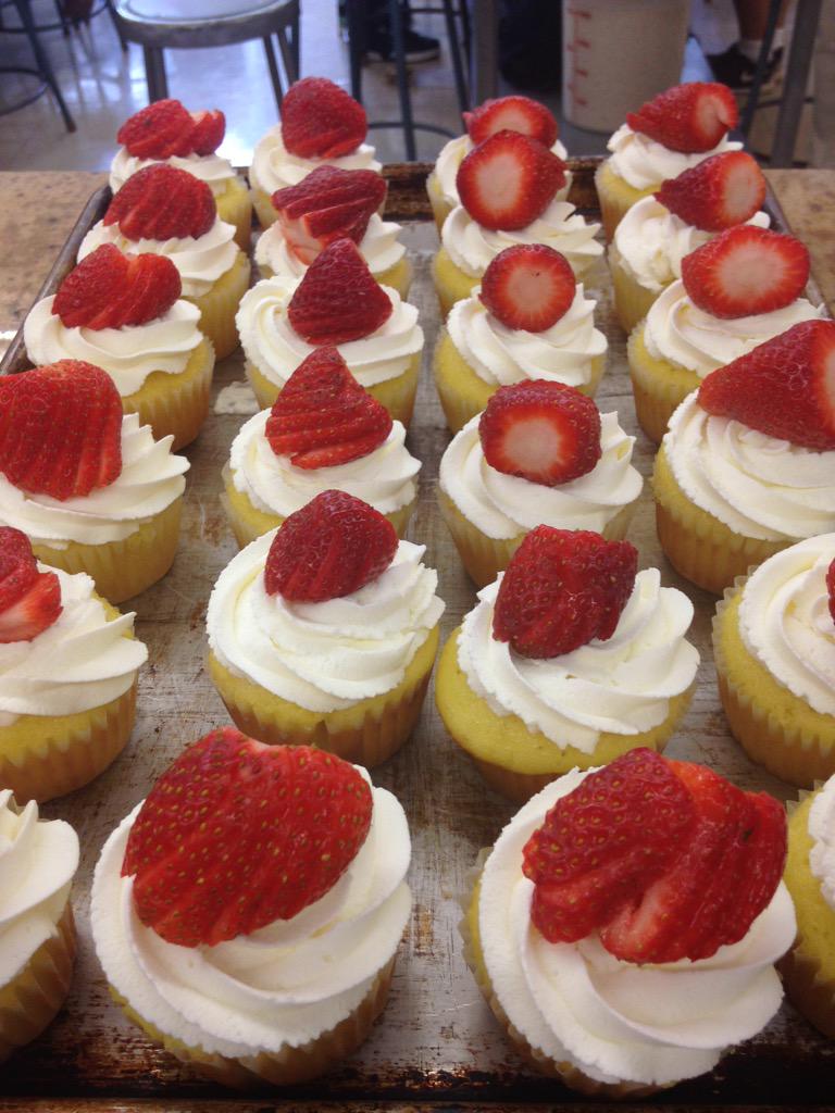 WHSCulinary028's tweet photo. Better than most bakeries,except @flourbakerycafe National Honor Society prep for tonight #WHSculinary #WHS http://t.co/l0uiyiEmWI
