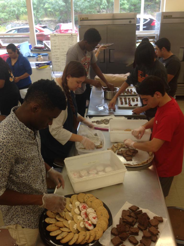 WHSCulinary028's tweet photo. These kids are doing a great job on National Honor Society ceremony prep #WHSculinary #WHS #FutureChefsOfBoston http://t.co/q5CPV5nhKx