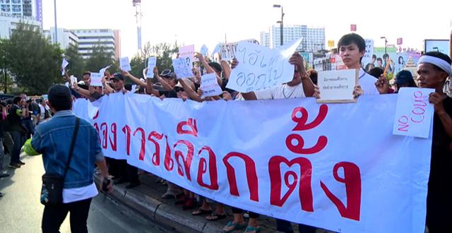 VoiceTVOfficial's tweet photo. #Politicallens 'สิทธิใต้บงการ เสรีภาพใต้ความกลัว' http://t.co/bMLOKWvdkT http://t.co/7nlPyUrZi6