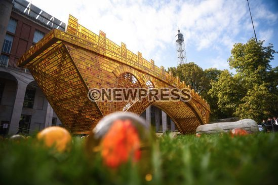 NewPressService's tweet photo. Milano - #triennale - installazione artista cinese Shu Yong #shuyong #people all over the world #buildgoldenbridge http://t.co/fwnlnETsmC
