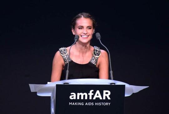 _aliciavikander's tweet photo. Pendant qu'Alicia dansait sur du Imagine Dragons, Michael s'est amusé avec une de ses boucles d'oreilles. #Vikassy http://t.co/hbCd4RJJrB