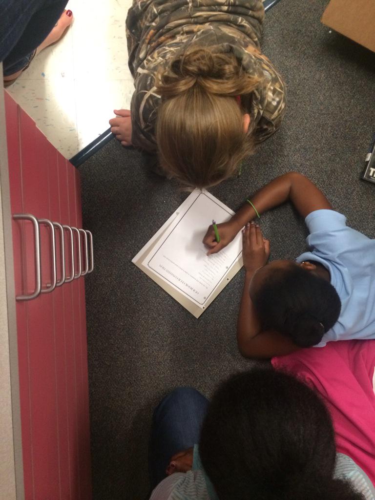 MsEvans_Class's tweet photo. Book club fun! #mcwpln #realreaders http://t.co/j7wi5D9Svk