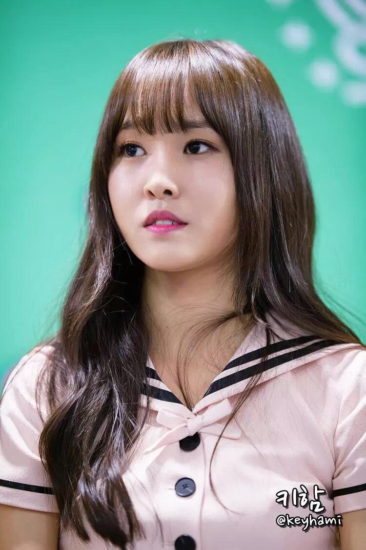 SF_Yuju's tweet photo. @WLK_Eunha97 itu yg disebelah kmu kok gaenak banget ya tolong di crop coba http://t.co/uuhkXcaDU6