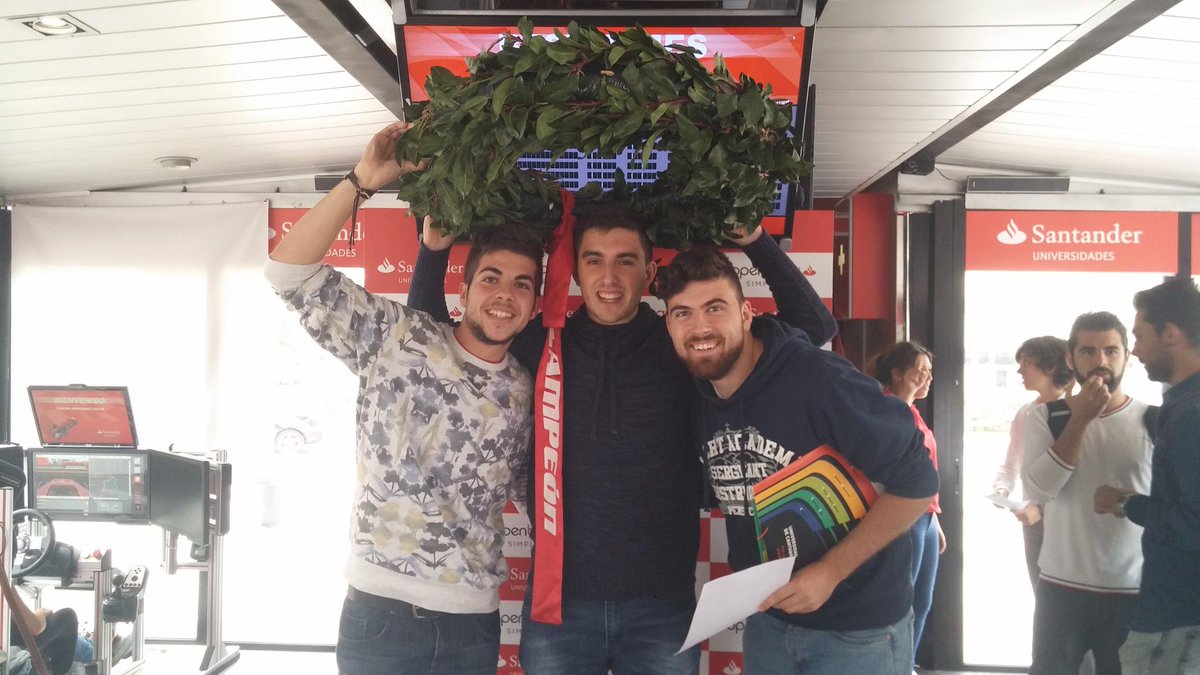 albertoajuria09's tweet photo. Menos fútbol y mas carreras en el Motorhome del Santander #RedBoxSantander http://t.co/eXlQKZcWIc