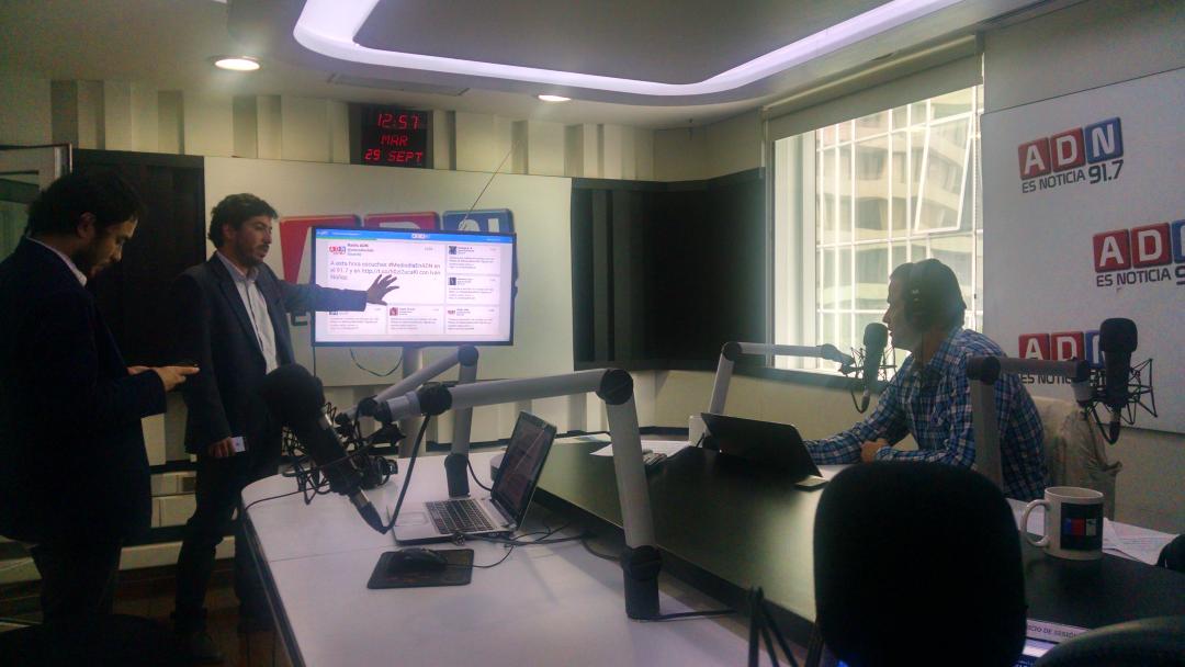 Jorge_Galvez's tweet photo. Nuestro #InScreen en los estudios de @adnradiochile mostrando tweets en tiempo real cc: @Analitic http://t.co/8uWlawnBWh