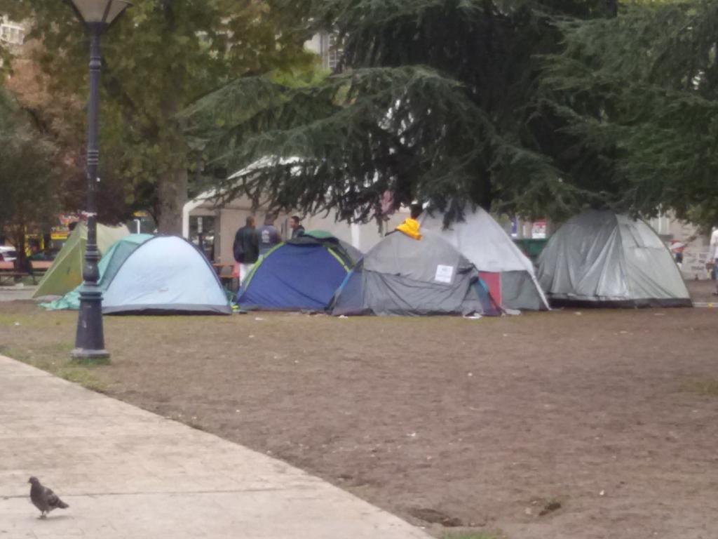 DinamoPress's tweet photo. #Belgrado:rifugiati accampati davanti a stazione degli autobus prima di continuare il viaggio. #OpenBorderCaravan http://t.co/os5l7yWa4u