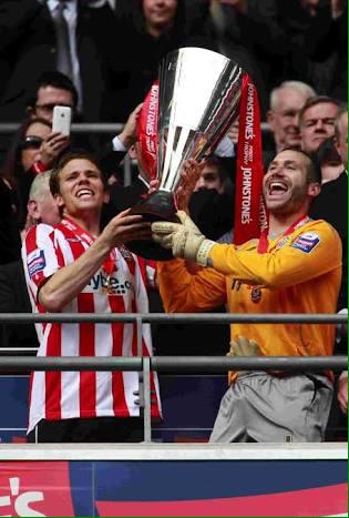 Hoje é aniversário da nossa (ex) muralha, Kelvin Davis! 9 anos de clube tem que respeitar. Happy 39th birthday 