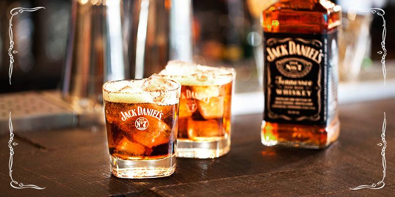 JackDanielsUK's tweet photo. United they stand. Together they rock. #JackandCola http://t.co/jtb0ahnd1M