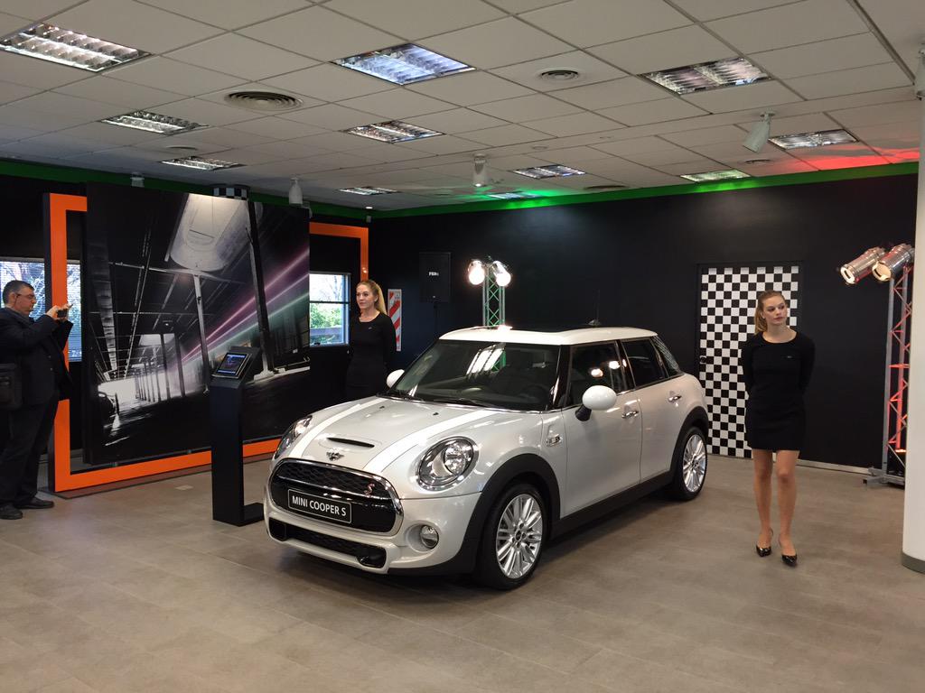 motorweb's tweet photo. @MINIARGENTINA presenta el #Mini 5 puertas en 2 vers: Cooper c/136cv (USD 68.200) y el Cooper S, c/193cv (77.000 USD) http://t.co/qAeWnwaKiN