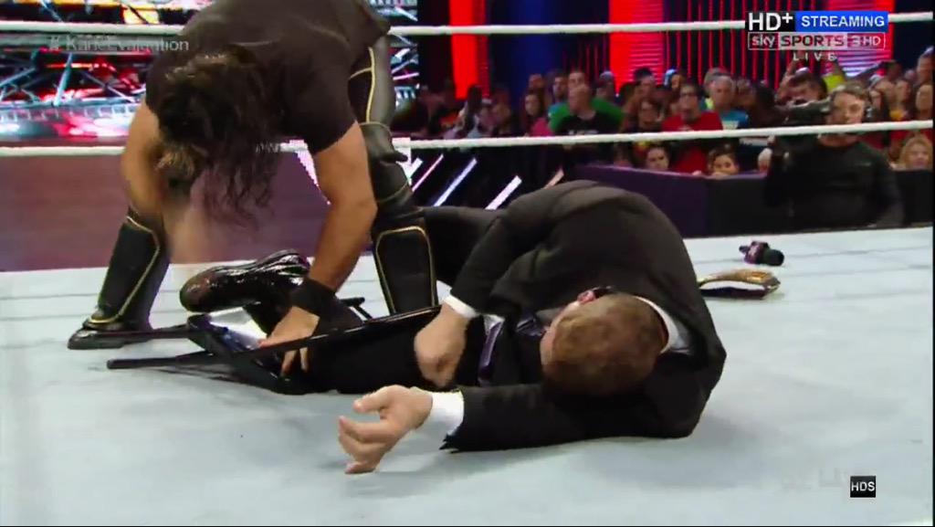 AliCena2007's tweet photo. I CAN'T BELIEVE WHAT I'M SEEING @WWERollins BREAKING SOMEONES LEG BY HIS OWN ?!!? #RAW #KANEISOUT #HELLINACELL @WWE ! http://t.co/hSQmkrkzkK