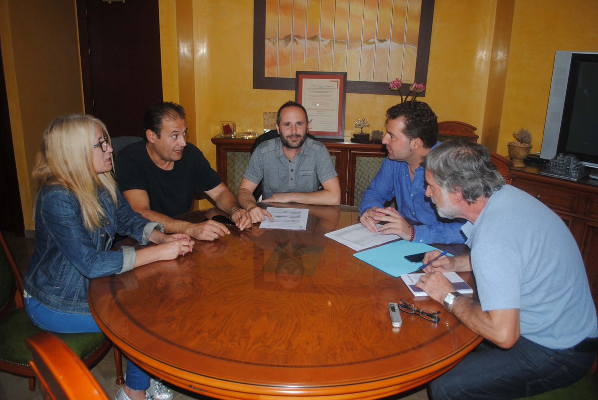 Noel_Lopez_'s tweet photo. Reunión @StopdesahucioGr @zipy30 para estudiar medidas q garanticen desde @Aguasvira servicios básicos como el agua http://t.co/LQYV8jtx1J