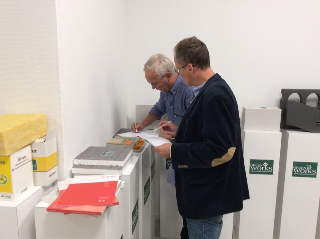 RKB_Greenworks's tweet photo. Sponsoren #ArchitectuurprijsAchterhoek fanatiek aan de slag tijdens #MaterialExperience #GreenworksAcademyApeldoorn http://t.co/dfwwHhADhB