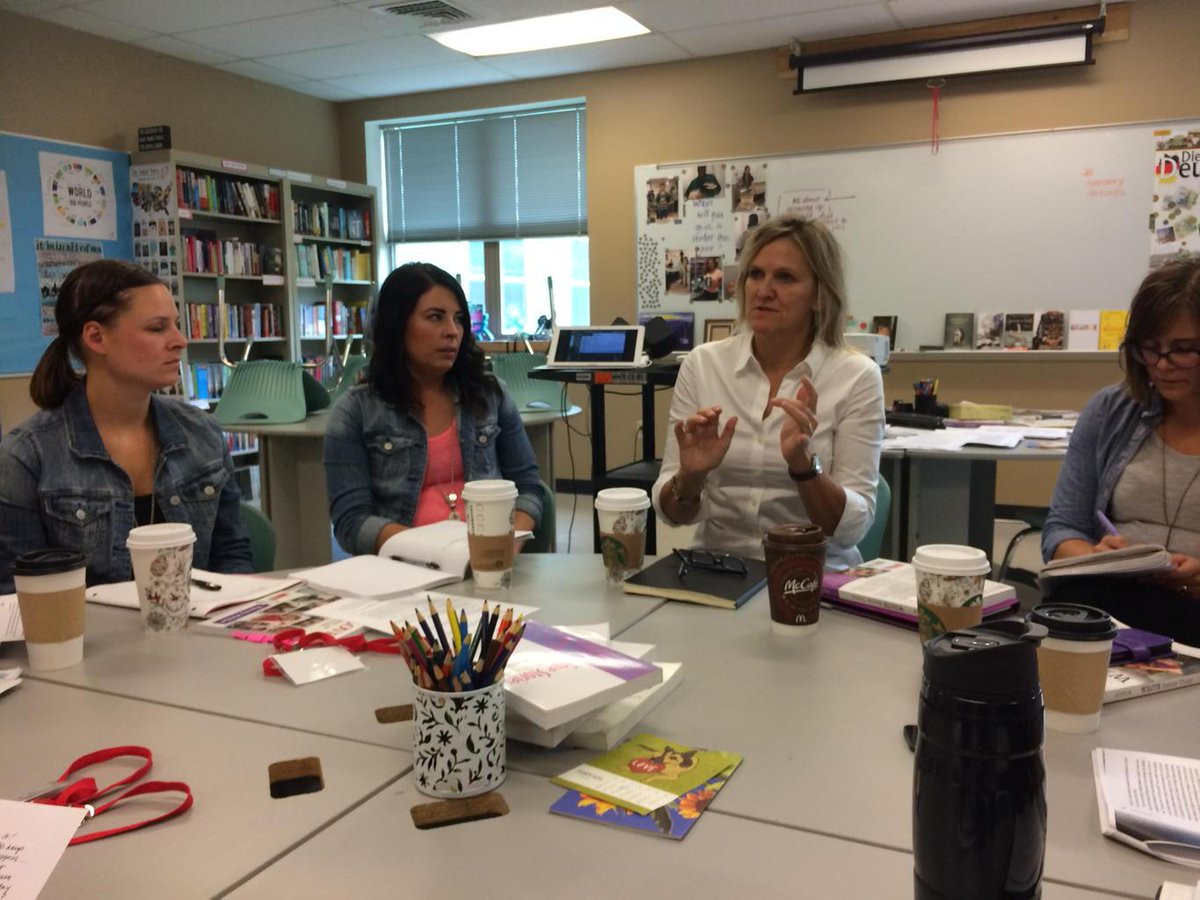 TraceyWoodYoung's tweet photo. Learning with @pennykittle #readingyourworldlikeawriter #prairiespirit http://t.co/gCo6d86r4y