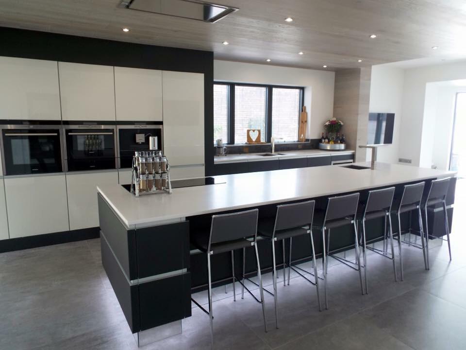 GACCIKITCHENS's tweet photo. #Gacci kitchen, #satin glass #Matt glass #handless kitchen doors #Manhattan http://t.co/sNCk6Xma8B