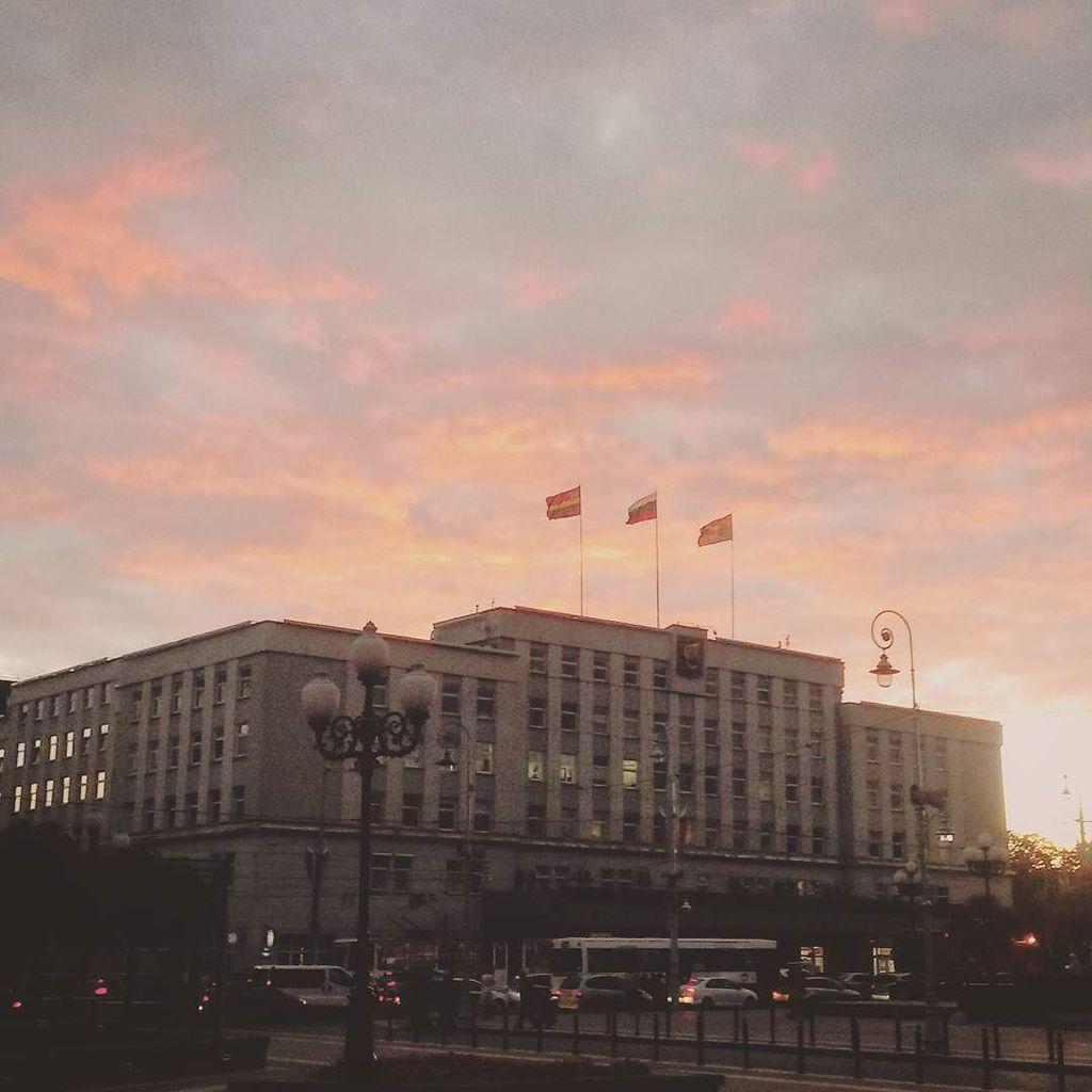 Uexxy's tweet photo. #central #government #kaliningrad #mobilephotography #citylovers #cityscape #walking #wayh… http://t.co/NMDmSdOCOm http://t.co/JLZq0QbarH