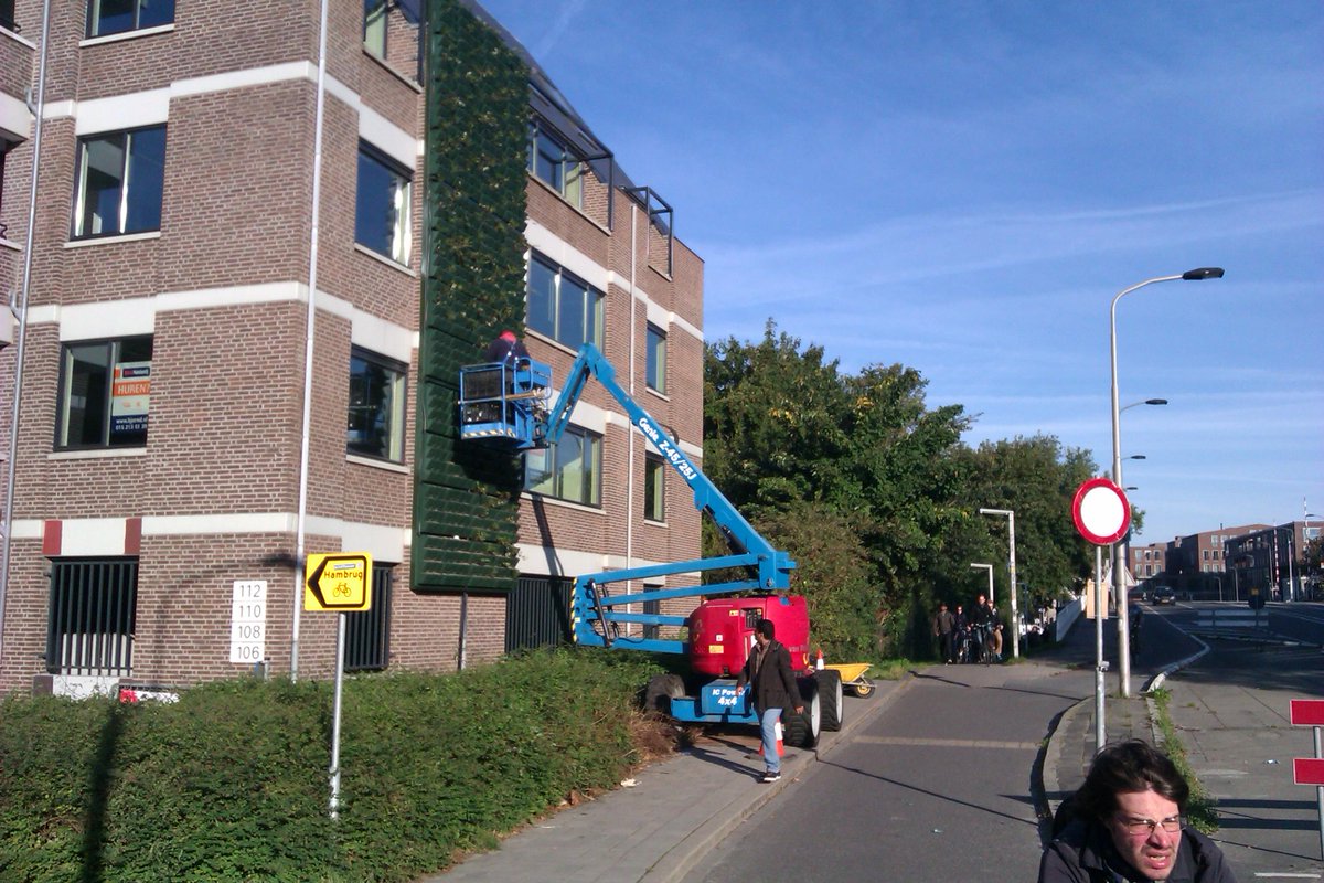 PieterStienstra's tweet photo. Verschijnt er zomaar een hangende #muurtuin in de buurt! De #Sebastiaanbrug kan zo'n groene injectie goed gebruiken. http://t.co/XyIVmOyAZY
