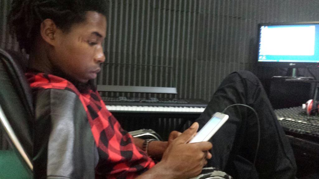 MaawGee's tweet photo. On That Moment Wen You Done Recording Chilling Inda Studio Charting With Family, Friends And Love Ones!!
NEgRophil http://t.co/V7ZpGL2Y4B