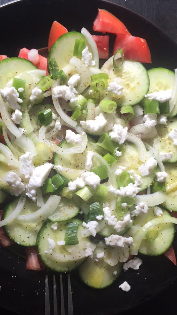 JacobAlvarex's tweet photo. Whole foods &amp; fat servings. MTL style greek salad (that's no lettuce and full flavour 👌🏼) @UWrachelTA  #URWhatUtwEat http://t.co/bFz5gxNkQv