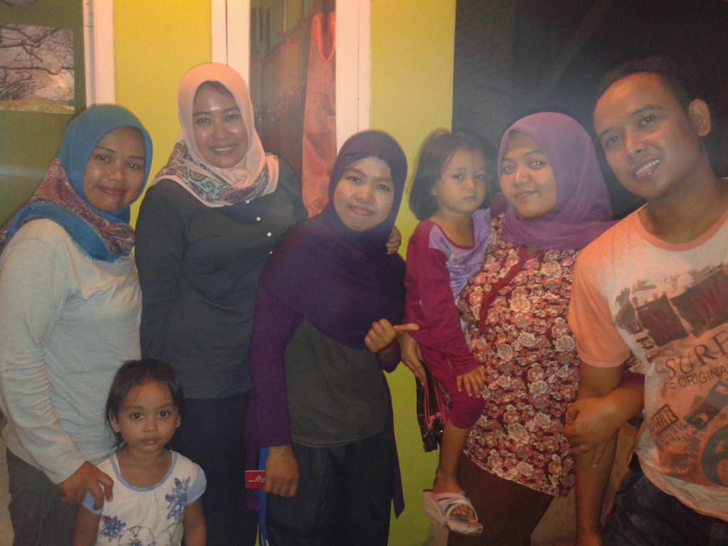 arimaniz94's tweet photo. Ihh teman2 sMp dulu kangennnnnn kumpul2 ahirnya bisa kumpul juga rame klu kumpulll http://t.co/EewfGlXqqj