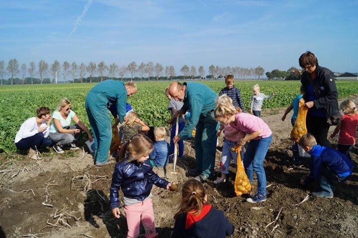 Zaterdag wordt het mooi weer! Kom aardappelen rooien bij de boer. Kijk op weekvandefriet.nl