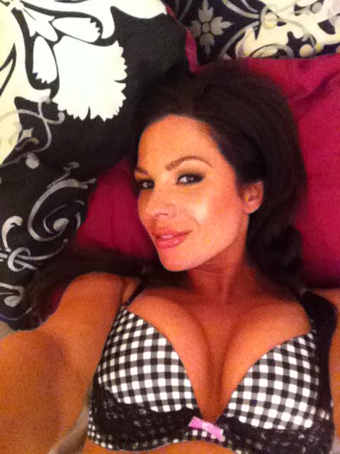 I&rsquo;m waiting for your texts right now! http://t.co/wcbzon8HvL http://t.co/3cdW9DOYOF