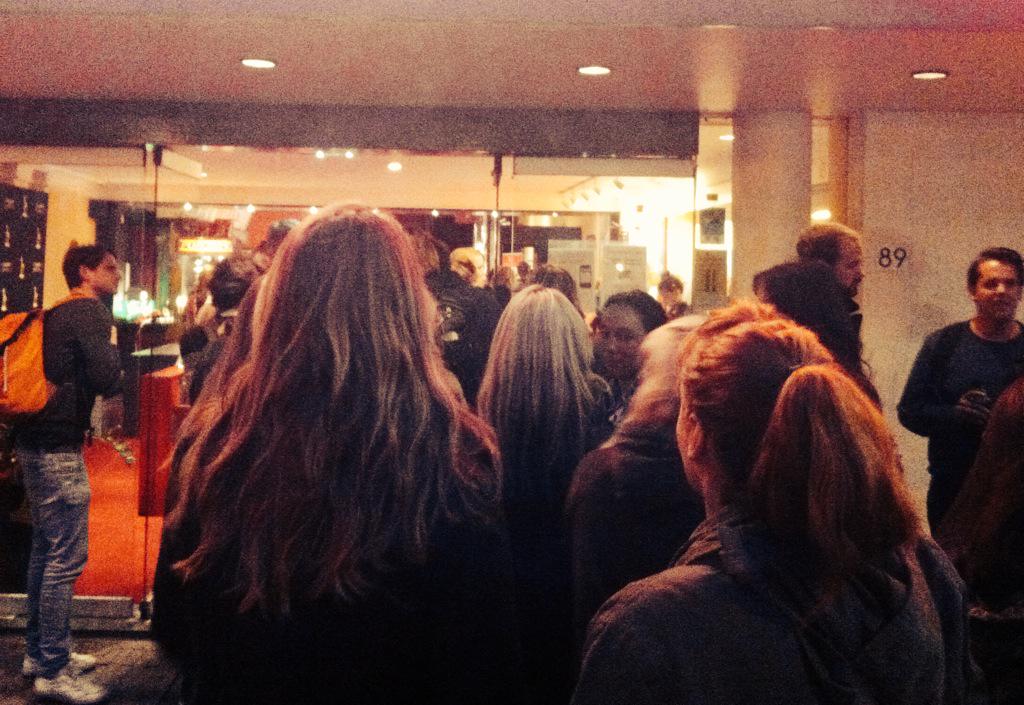 Nedfilmfestival's tweet photo. Bezoekers stromen de Wolff City in voor de publiekspremière van Kort! Tien films op één avond. #NFF2015 #NFFreport http://t.co/TL7dVVcZq5