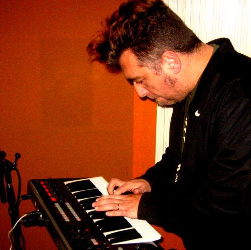 .<a href="/richternet/">RICHTER Electro-Rock</a> se encuentra trabajando su nuevo álbum, mira cómo grabaron los sintetizadores:  goo.gl/eYqM5r