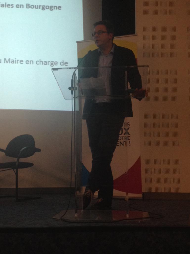 leobonnin's tweet photo. Après #active71 c'est à la @BecaneJules avec @blseguin de présenter les leviers de l' #innovation #sociale - #Mouves http://t.co/haxdHEPECC