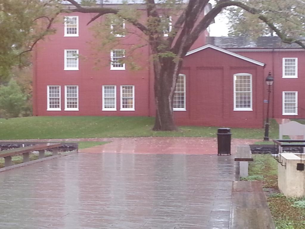 WLULibrary's tweet photo. View from Leyburn...rainy days are perfect for reading #RainyReading @wluLex http://t.co/8A2o1RG0BY