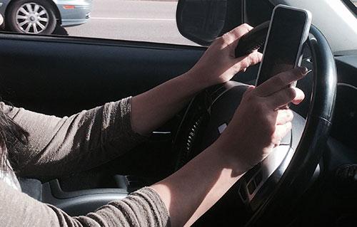 AlbertaSheriffs's tweet photo. Every text you send takes your eyes off the road for 5 seconds. Focus on driving and leave the phone alone. #abroads http://t.co/rwtSAaYrZO