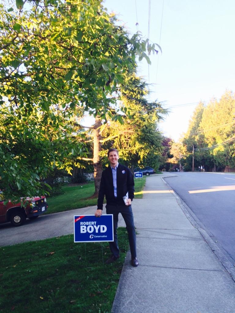 CPCRobertBoyd's tweet photo. Beautiful weather for door-knocking in Gordon Head! #yyjpoli #elxn42 http://t.co/2hRTY8JhRa