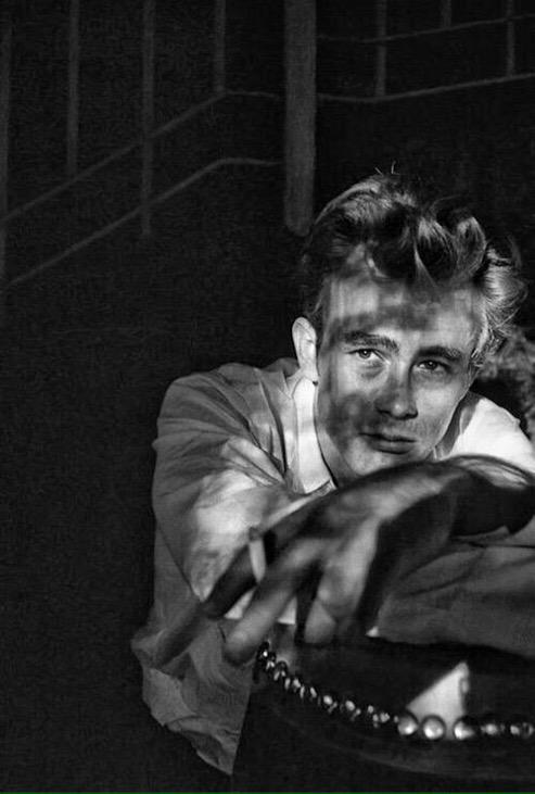agamemnan's tweet photo. James Dean, 50's http://t.co/AFW8nmMWbb