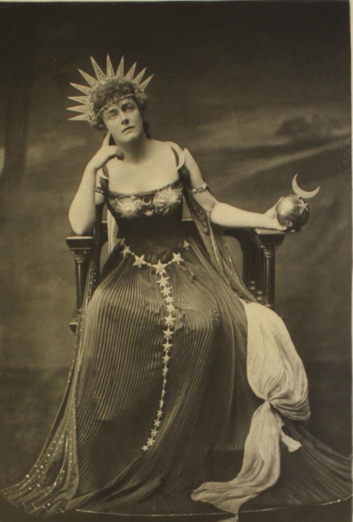 sarah_calavera's tweet photo. 1897 - Duchess of Devonshire hosted a costume party &amp; hired a photographer to take portraits https://t.co/634h7AZ7rU http://t.co/4q3VxQ2e6w
