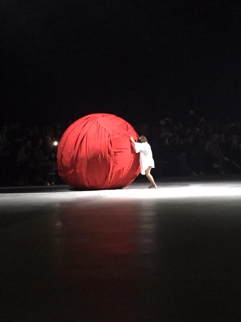 INFAS_FN's tweet image. 【パリコレ取材】「ジャックムス」のショーは、赤い大きな玉を子どもが全身の力を振り絞って転がしてスタートです。会場は相当広いです。頑張れ！#PFW